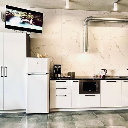 Modern Apartments With A Coffee Machine In The City Center, A View Of The City Ρίβνε Εξωτερικό φωτογραφία