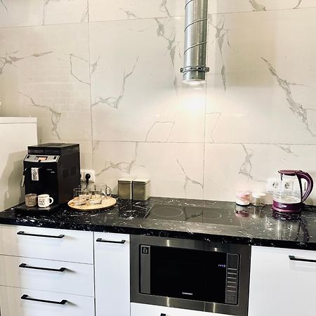 Modern Apartments With A Coffee Machine In The City Center, A View Of The City Ρίβνε Εξωτερικό φωτογραφία