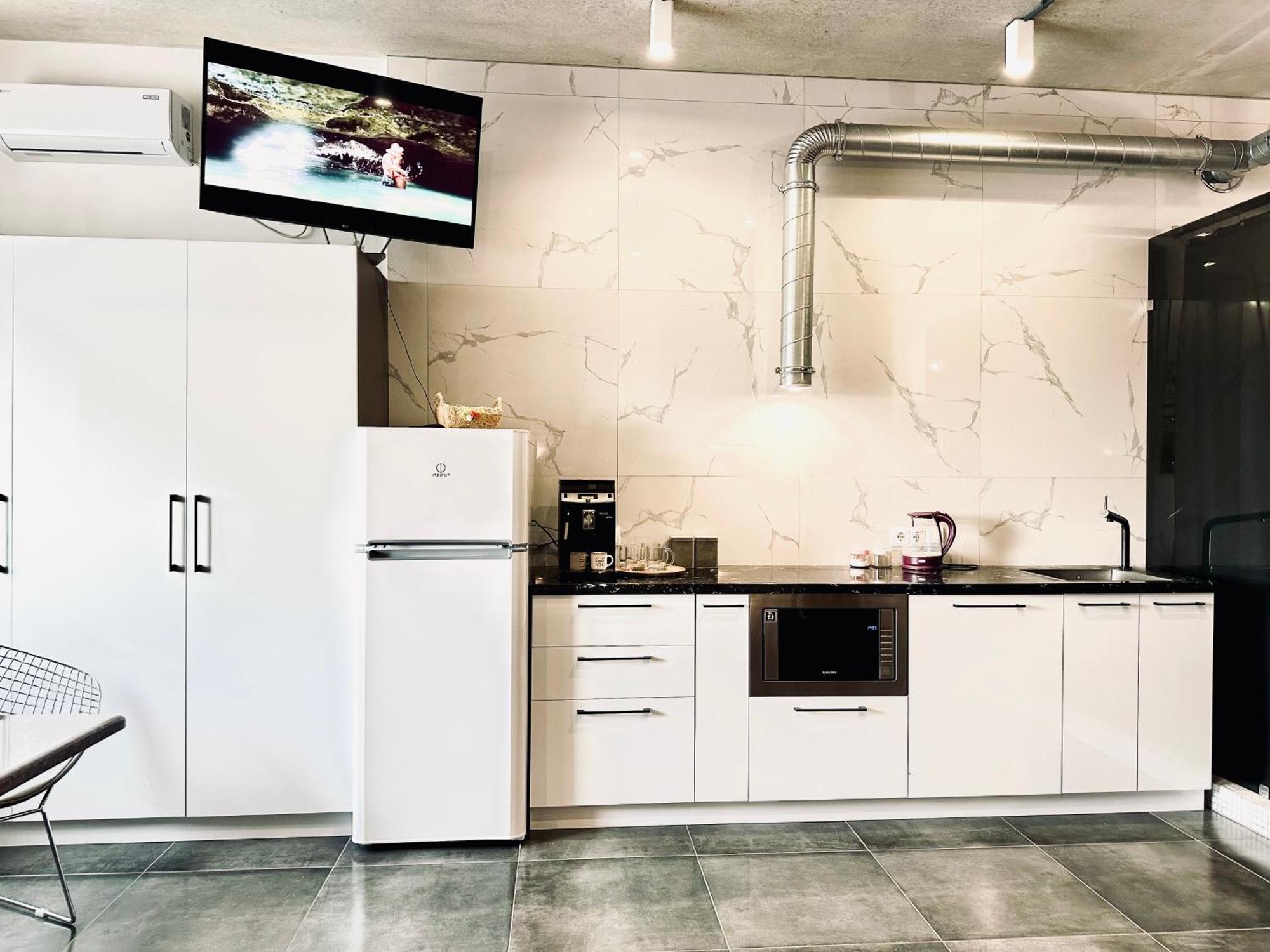 Modern Apartments With A Coffee Machine In The City Center, A View Of The City Ρίβνε Εξωτερικό φωτογραφία