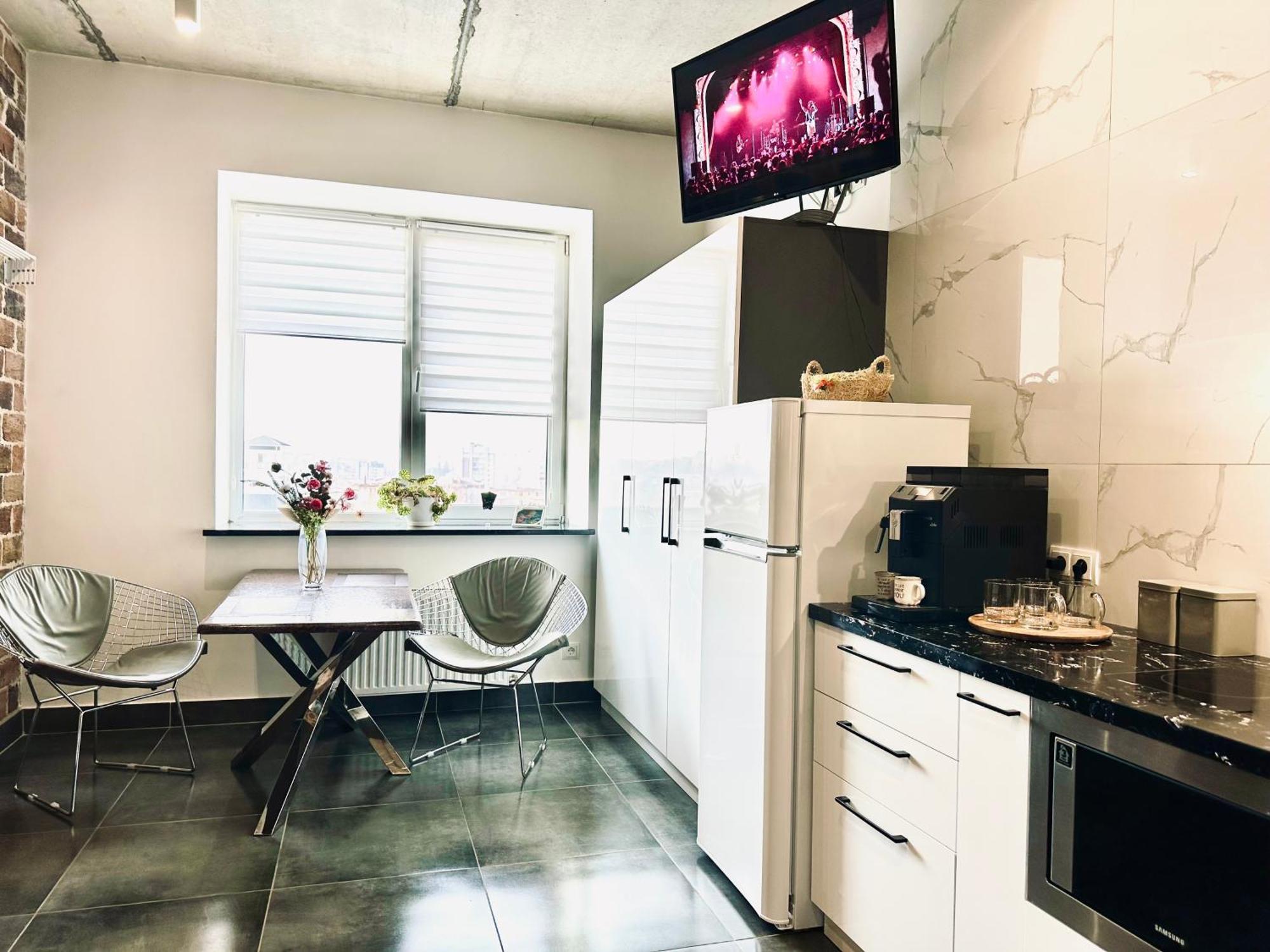 Modern Apartments With A Coffee Machine In The City Center, A View Of The City Ρίβνε Εξωτερικό φωτογραφία