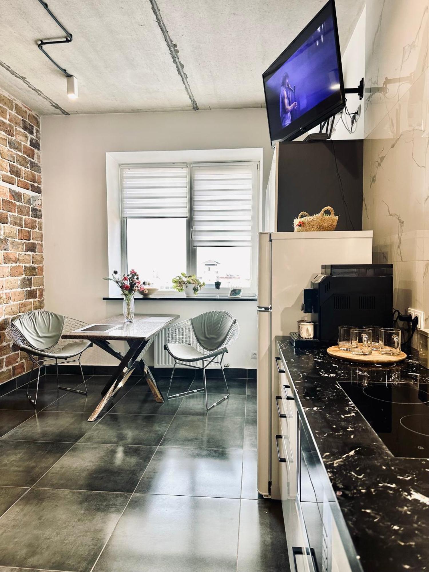 Modern Apartments With A Coffee Machine In The City Center, A View Of The City Ρίβνε Εξωτερικό φωτογραφία