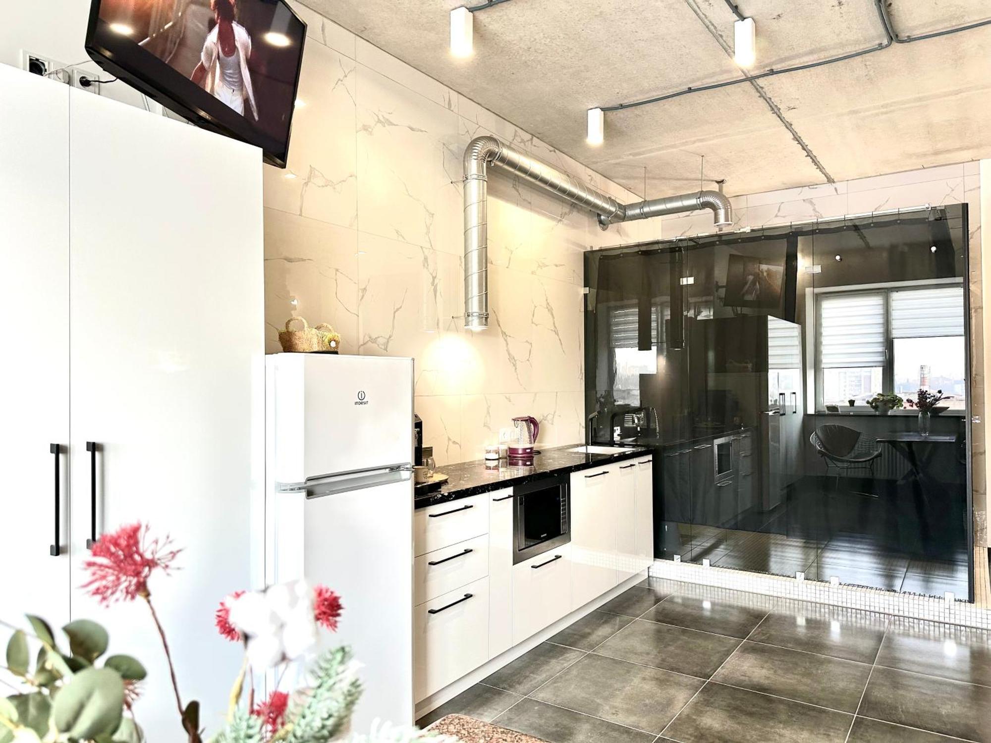 Modern Apartments With A Coffee Machine In The City Center, A View Of The City Ρίβνε Εξωτερικό φωτογραφία